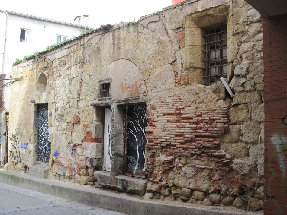 Restos del edificio del que fuera conocido como Colegio Menor Pan y Carbón