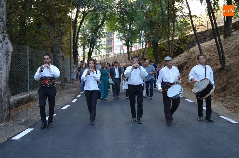 Foto 5 - El Alcalde inaugura las casetas marcando el inicio de los diez d&iacute;as de fiesta en B&eacute;jar  