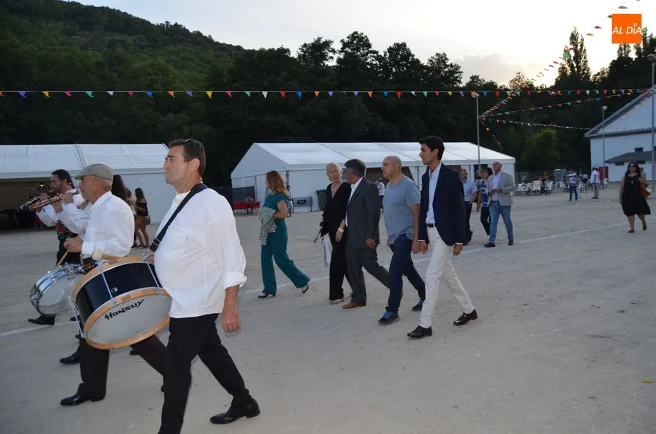 Foto 4 - El Alcalde inaugura las casetas marcando el inicio de los diez d&iacute;as de fiesta en B&eacute;jar  