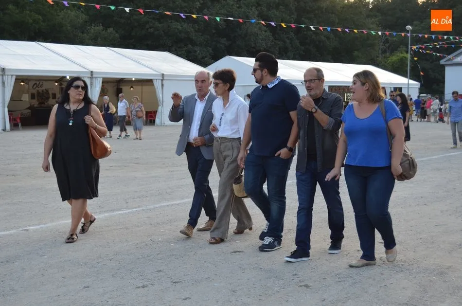 Foto 3 - El Alcalde inaugura las casetas marcando el inicio de los diez d&iacute;as de fiesta en B&eacute;jar  