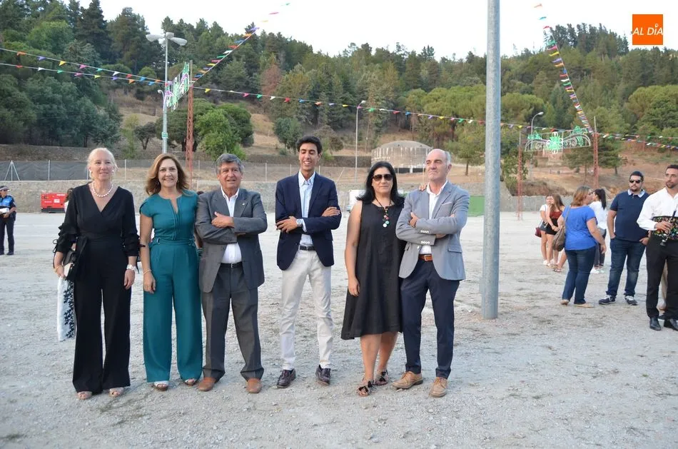 Foto 2 - El Alcalde inaugura las casetas marcando el inicio de los diez d&iacute;as de fiesta en B&eacute;jar  