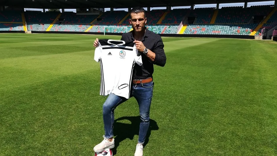 Armando Lozano posa con la camiseta del Salamanca UDS en el Helmántico. Foto: RFG