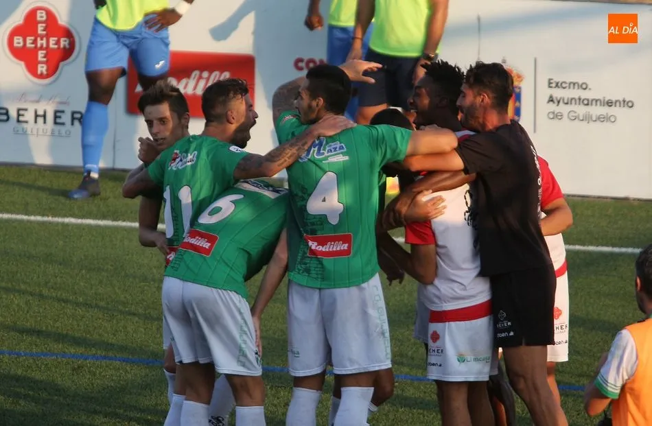 Los jugadores del Guijuelo se abalanzan sobre Dimas para festejar el primer y único tanto del encuentro