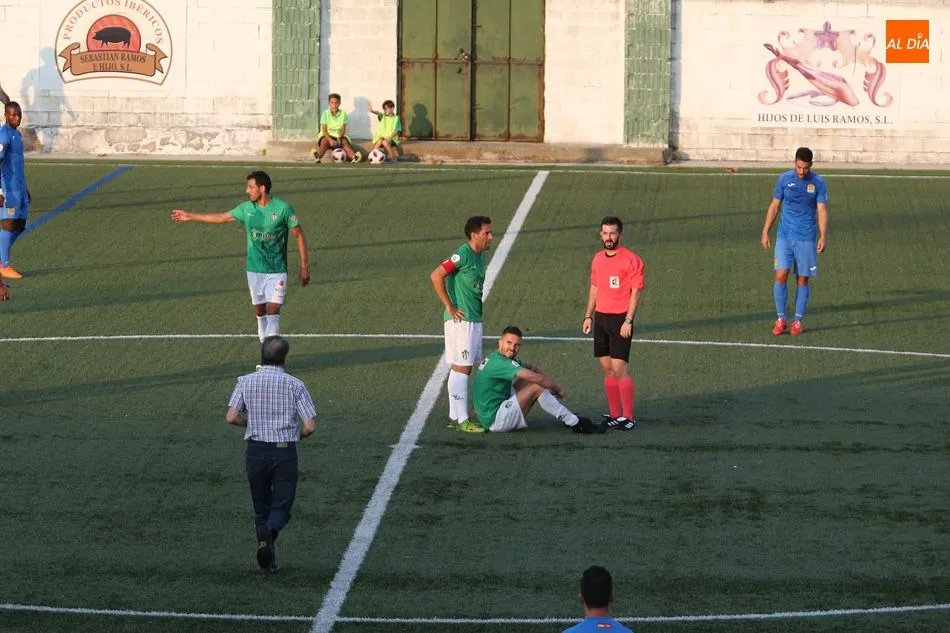 Foto 9 - El CD Guijuelo aguanta y gana ante el potente Fuenlabrada (1-0)