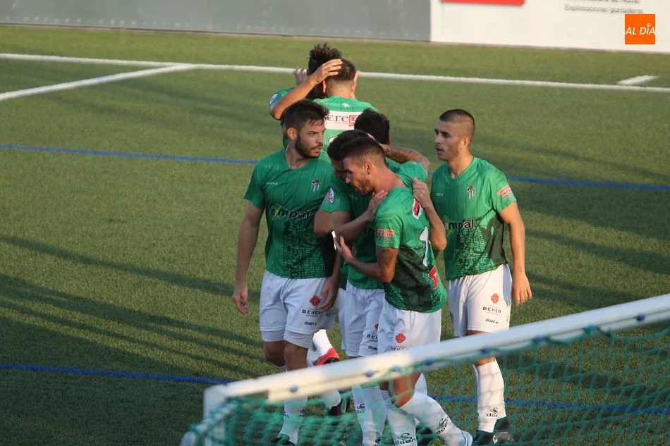 Foto 8 - El CD Guijuelo aguanta y gana ante el potente Fuenlabrada (1-0)