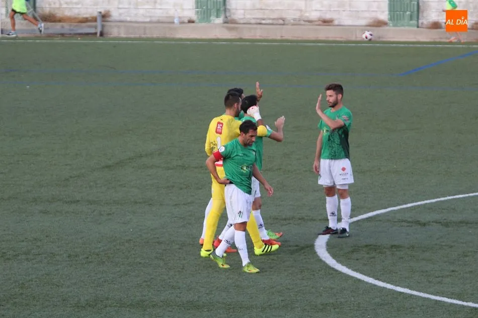 Foto 5 - El CD Guijuelo aguanta y gana ante el potente Fuenlabrada (1-0)