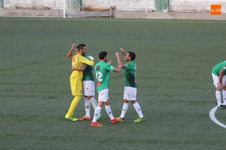 Foto 4 - El CD Guijuelo aguanta y gana ante el potente Fuenlabrada (1-0)