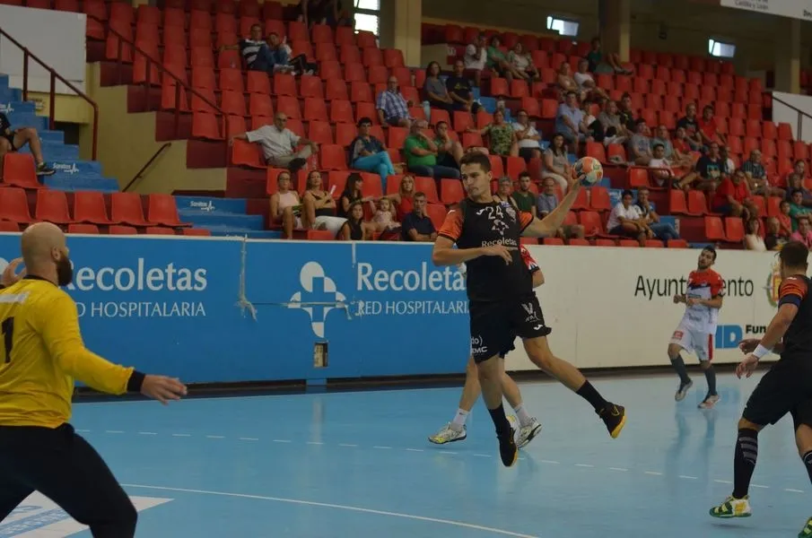 Foto 11 - El Recoletas Atl&eacute;tico Valladolid repite presencia tras ganar al Viveros Herol BM Nava (30-23)  
