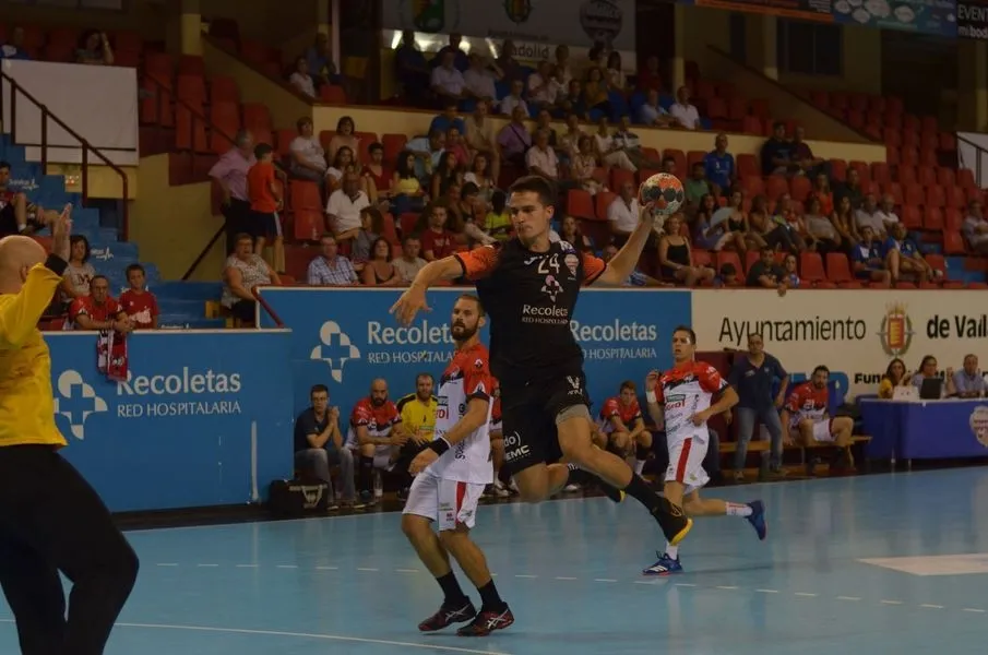 Foto 10 - El Recoletas Atl&eacute;tico Valladolid repite presencia tras ganar al Viveros Herol BM Nava (30-23)  