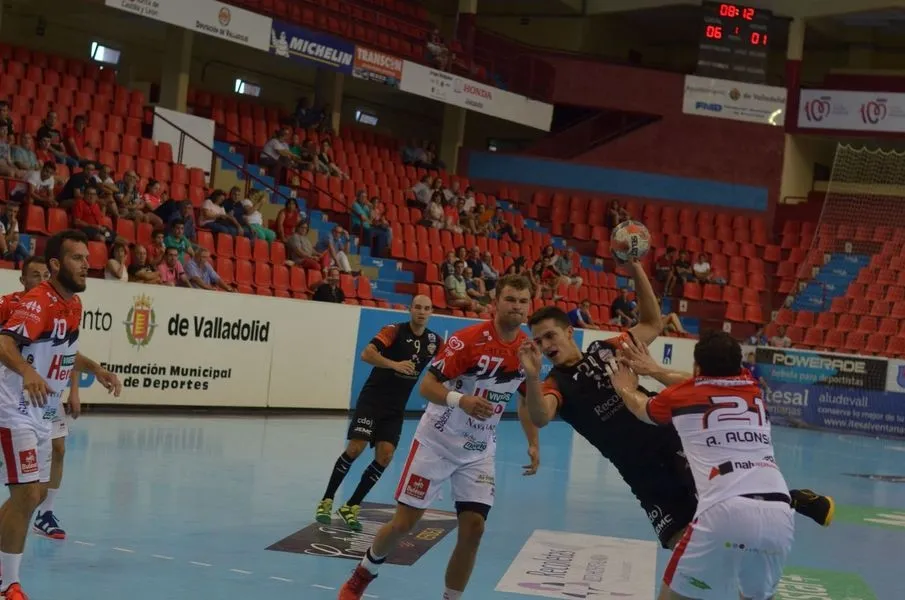 Foto 9 - El Recoletas Atl&eacute;tico Valladolid repite presencia tras ganar al Viveros Herol BM Nava (30-23)  