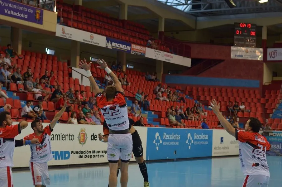 Foto 8 - El Recoletas Atl&eacute;tico Valladolid repite presencia tras ganar al Viveros Herol BM Nava (30-23)  