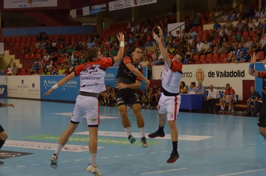 Foto 7 - El Recoletas Atl&eacute;tico Valladolid repite presencia tras ganar al Viveros Herol BM Nava (30-23)  