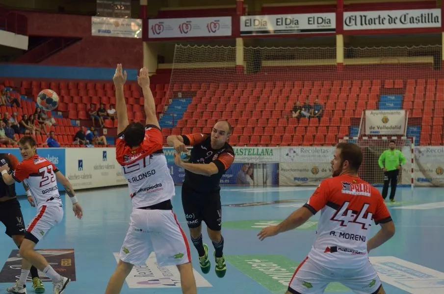 Foto 6 - El Recoletas Atl&eacute;tico Valladolid repite presencia tras ganar al Viveros Herol BM Nava (30-23)  