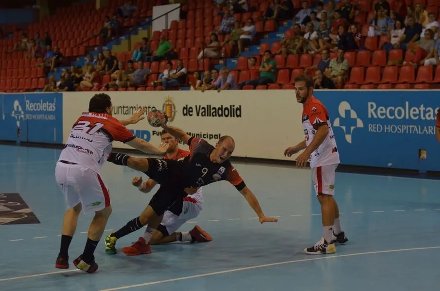 Foto 5 - El Recoletas Atl&eacute;tico Valladolid repite presencia tras ganar al Viveros Herol BM Nava (30-23)  