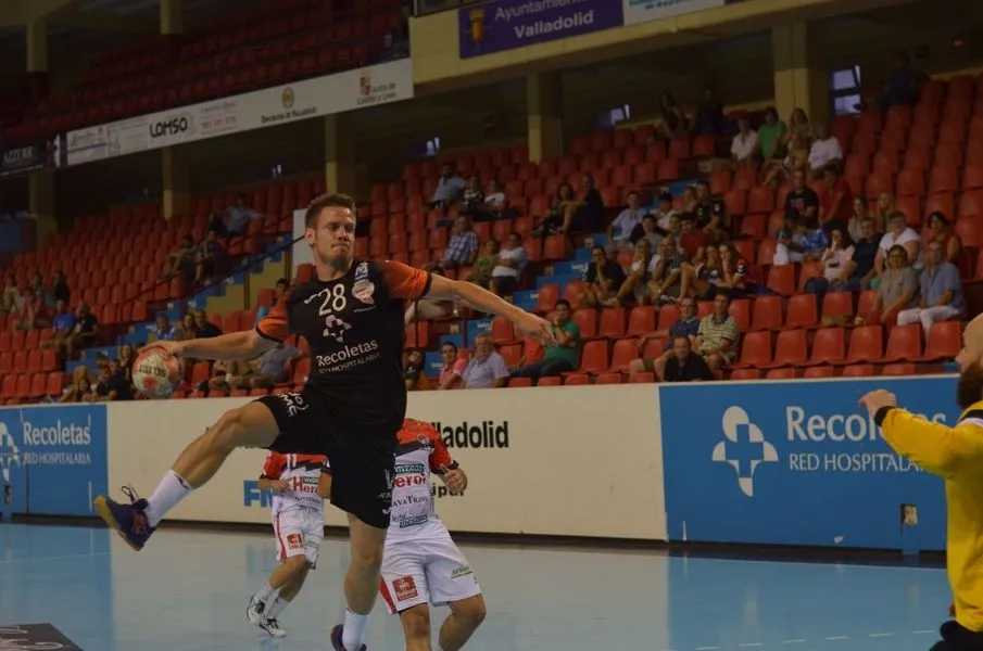 Foto 4 - El Recoletas Atl&eacute;tico Valladolid repite presencia tras ganar al Viveros Herol BM Nava (30-23)  