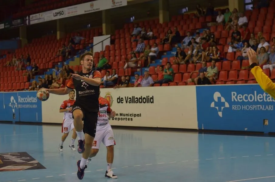 Foto 3 - El Recoletas Atl&eacute;tico Valladolid repite presencia tras ganar al Viveros Herol BM Nava (30-23)  