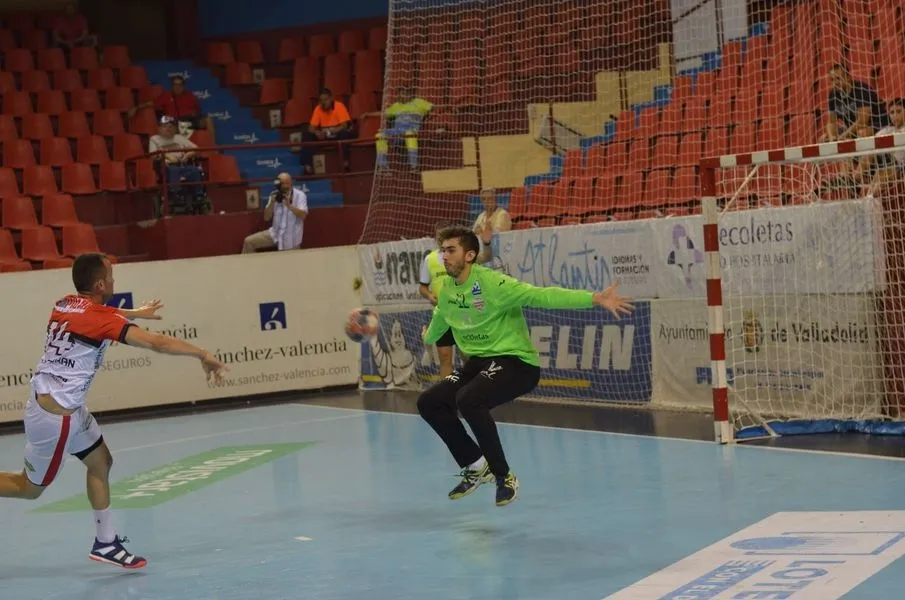 Foto 2 - El Recoletas Atl&eacute;tico Valladolid repite presencia tras ganar al Viveros Herol BM Nava (30-23)  