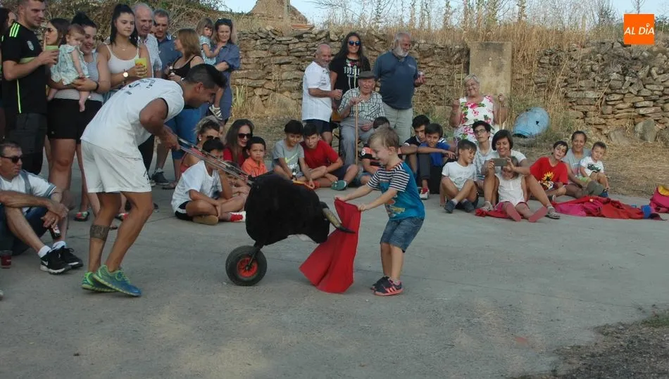 Los carretones fueron un año más el acontecimiento de las fiestas de Gema / SILVESTRE GONZÁLEZ