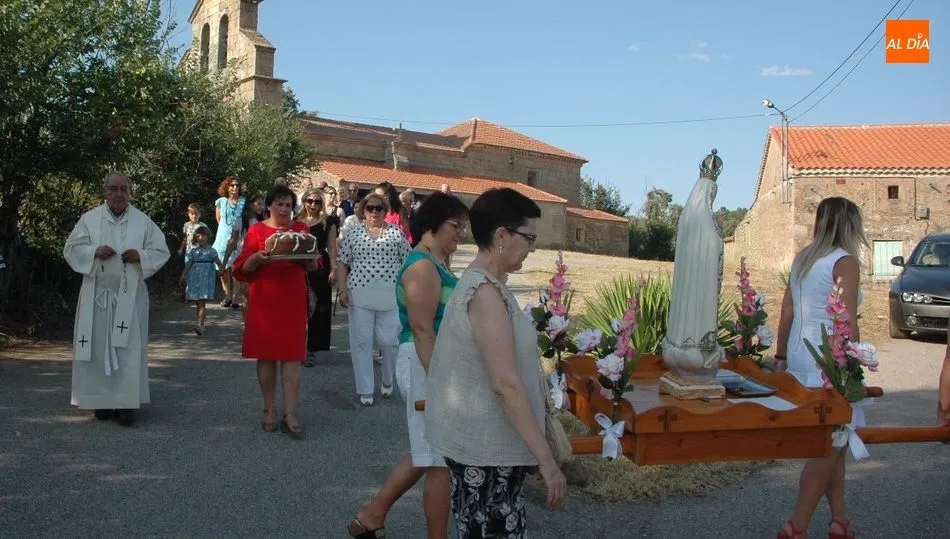 Foto 9 - La Virgen del Rosario tiene en Gema de Yeltes su rosca y los ni&ntilde;os los carretones  