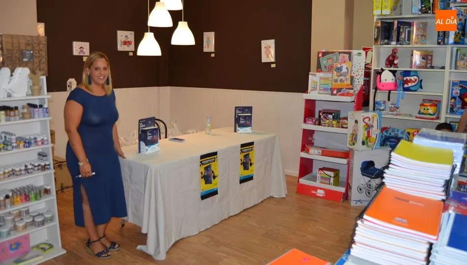 Vanessa Nevado en la presentación de su novela La chica del abrigo rojo