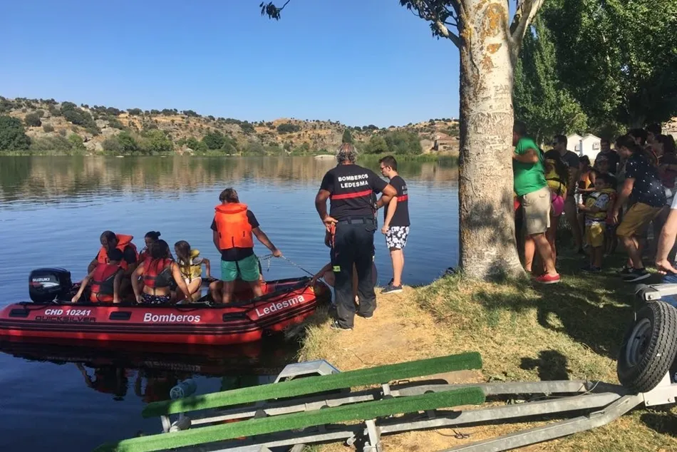 Paseo por el río con la nueva embarcación zodiac de los bomberos de Ledesma