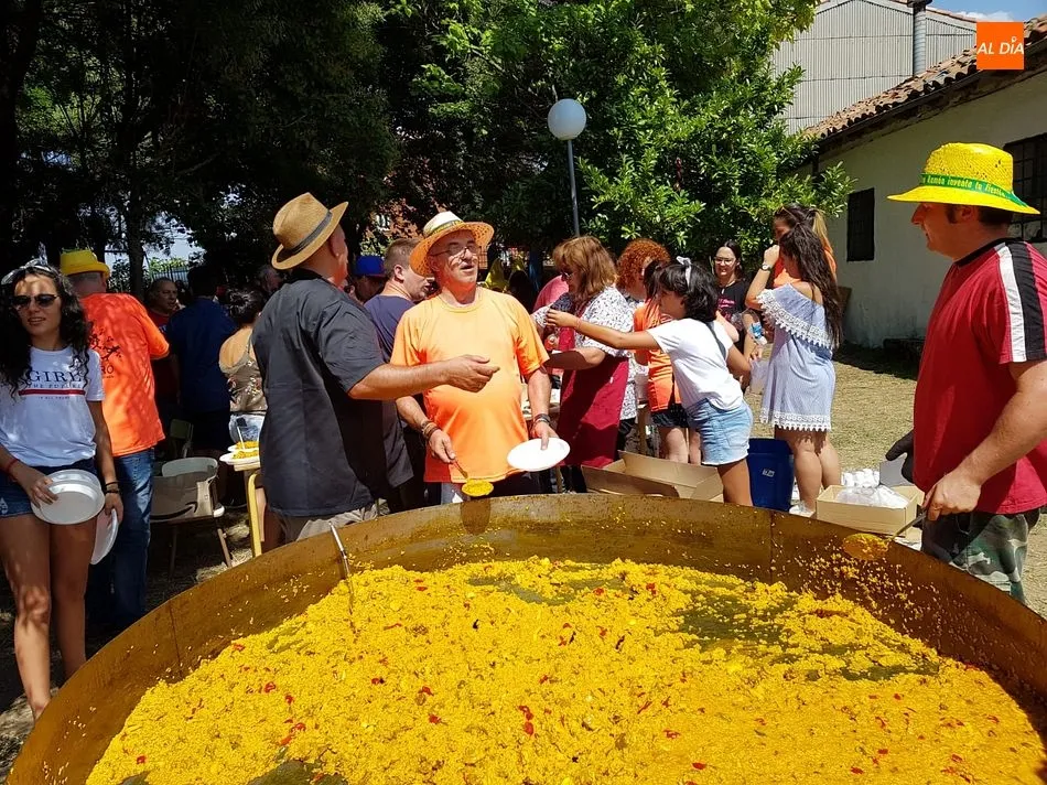 Los vecinos degustaron más de 400 raciones de paella