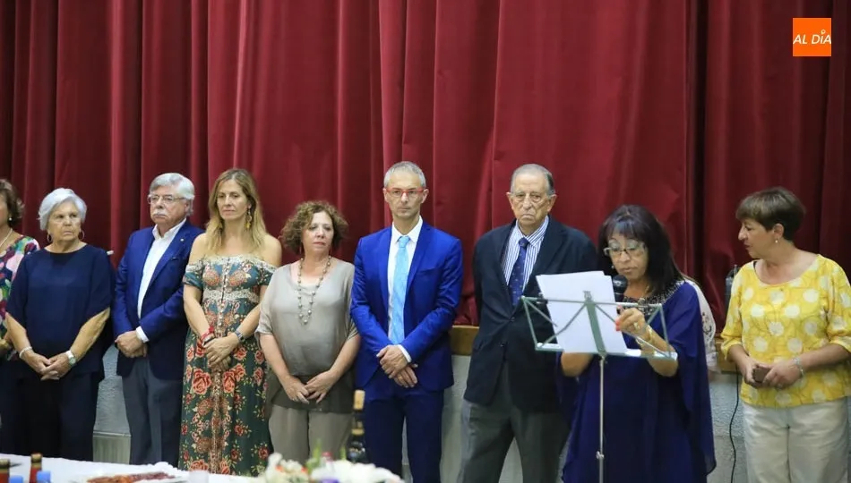 La asociación vecinal homenajea al rector, Ricardo Rivero, y al presidente del Casino, Alberto Estella. Fotos: Alberto Martín