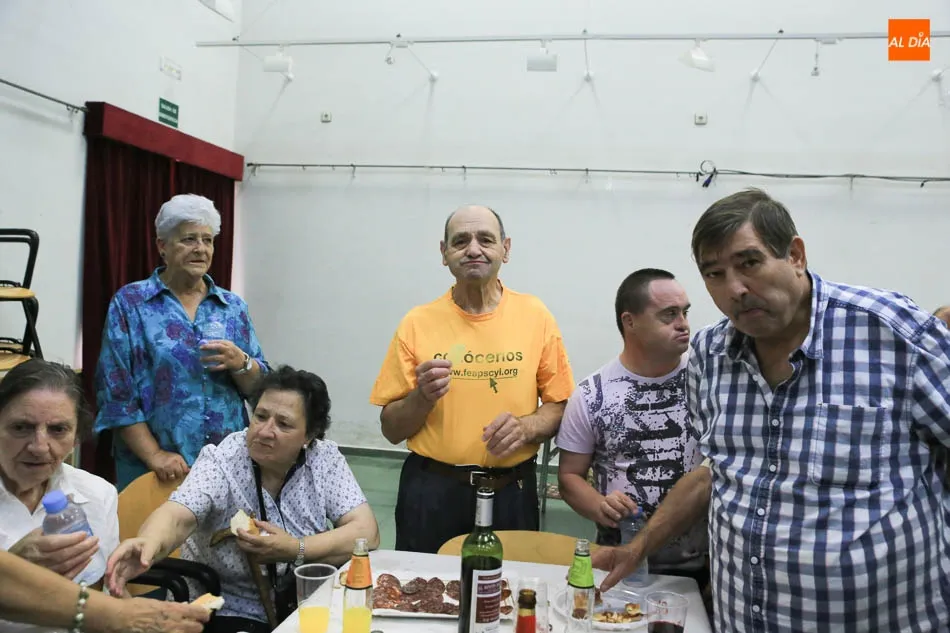 Foto 4 - Los vecinos de Comuneros-Alto del Rollo homenajean a la Universidad en su VIII Centenario