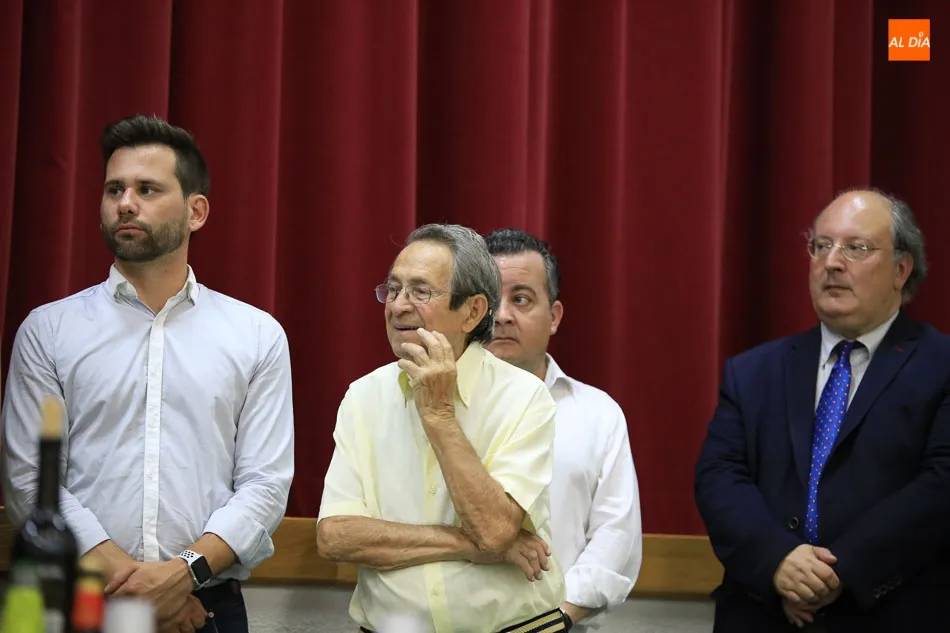 Foto 3 - Los vecinos de Comuneros-Alto del Rollo homenajean a la Universidad en su VIII Centenario