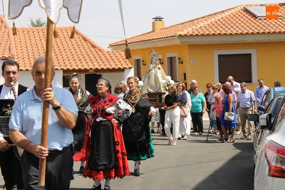 Foto 7 - Los vecinos de Carrascal de Velambelez acompa&ntilde;an a Nuestra Se&ntilde;ora del Castillo