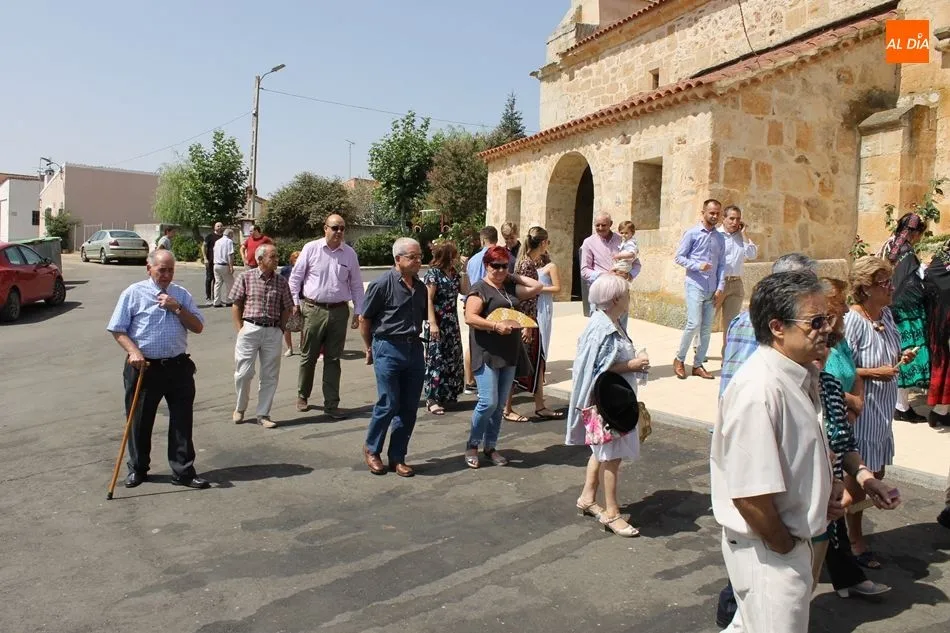 Foto 4 - Los vecinos de Carrascal de Velambelez acompa&ntilde;an a Nuestra Se&ntilde;ora del Castillo