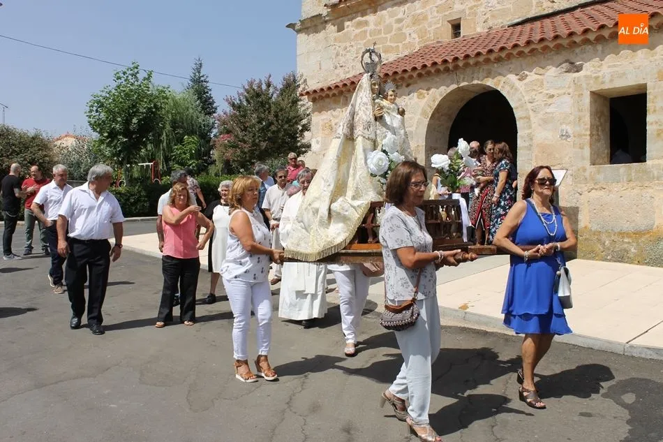 Foto 6 - Los vecinos de Carrascal de Velambelez acompa&ntilde;an a Nuestra Se&ntilde;ora del Castillo