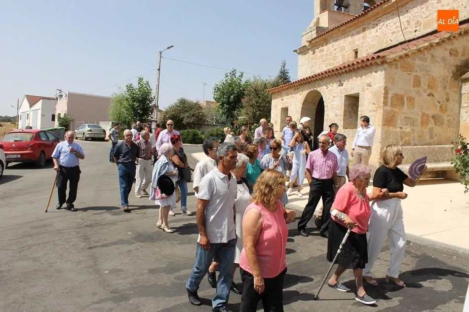 Foto 5 - Los vecinos de Carrascal de Velambelez acompa&ntilde;an a Nuestra Se&ntilde;ora del Castillo