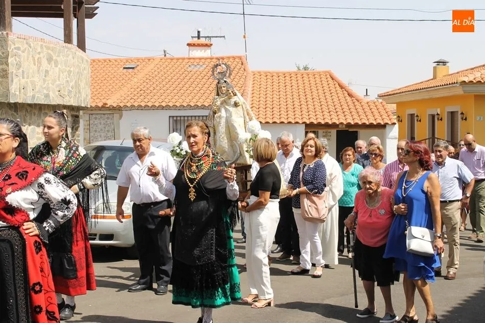 Foto 3 - Los vecinos de Carrascal de Velambelez acompa&ntilde;an a Nuestra Se&ntilde;ora del Castillo