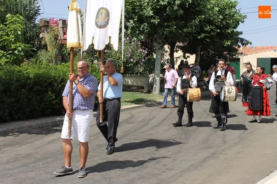 Foto 2 - Los vecinos de Carrascal de Velambelez acompa&ntilde;an a Nuestra Se&ntilde;ora del Castillo