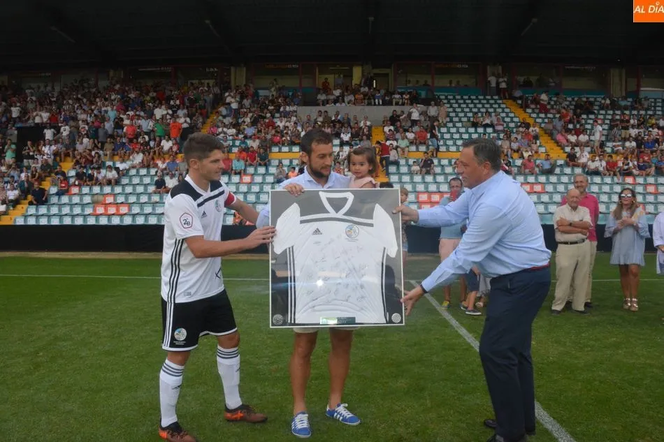 Foto 10 - El Helm&aacute;ntico se rinde a &Aacute;lvaro Tejedor, que cambia el c&eacute;sped por los banquillos