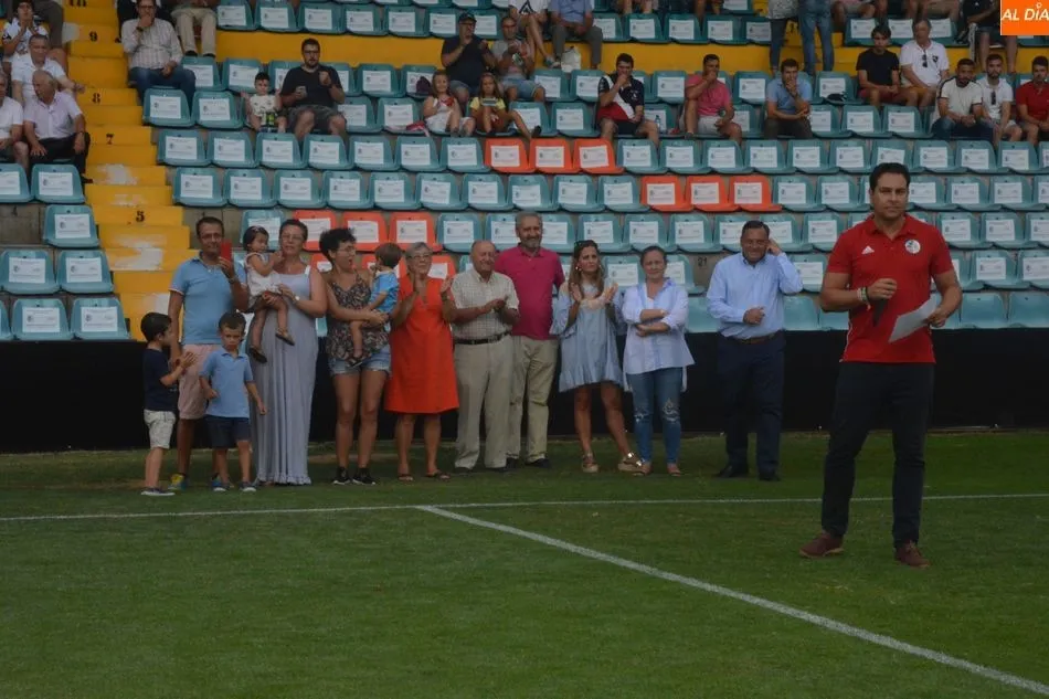 Foto 8 - El Helm&aacute;ntico se rinde a &Aacute;lvaro Tejedor, que cambia el c&eacute;sped por los banquillos