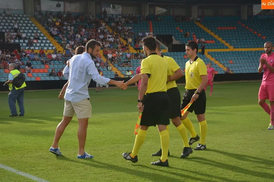 Foto 6 - El Helm&aacute;ntico se rinde a &Aacute;lvaro Tejedor, que cambia el c&eacute;sped por los banquillos