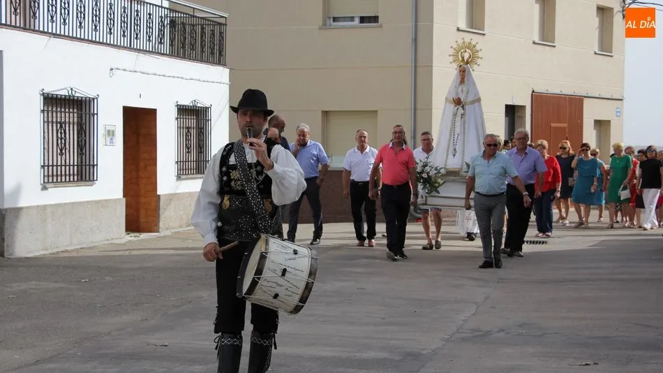 Los vecinos de Encinasola de los Comendadores acuden fieles a los actos en honor a la Virgen de las Candelas / MARIBEL