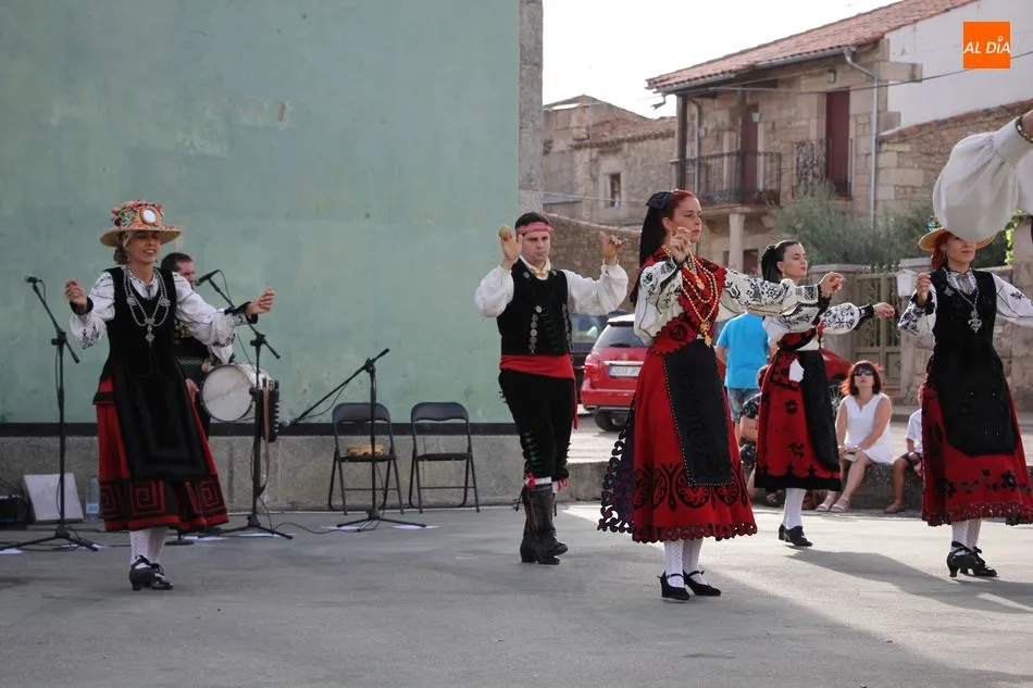 Foto 11 - El grupo Folklore Charro pone la nota tradicional a las Madrinas en Encinasola de los Comendadores  