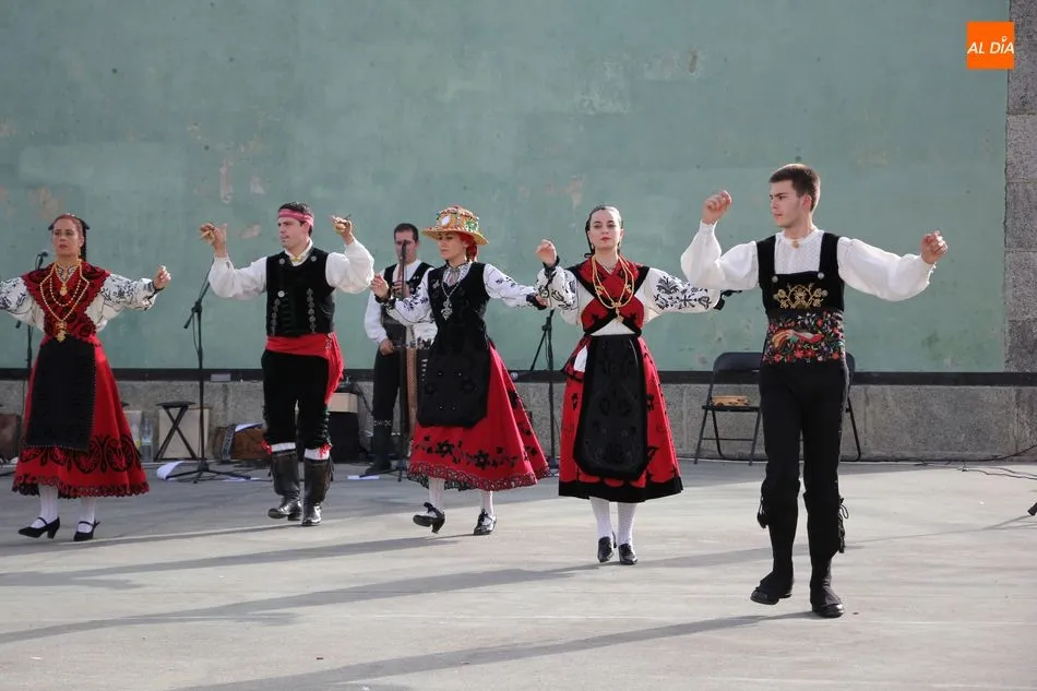 Foto 10 - El grupo Folklore Charro pone la nota tradicional a las Madrinas en Encinasola de los Comendadores  