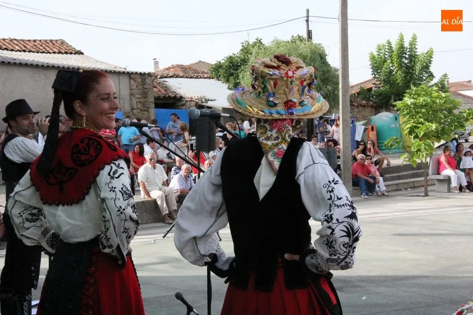 Foto 9 - El grupo Folklore Charro pone la nota tradicional a las Madrinas en Encinasola de los Comendadores  