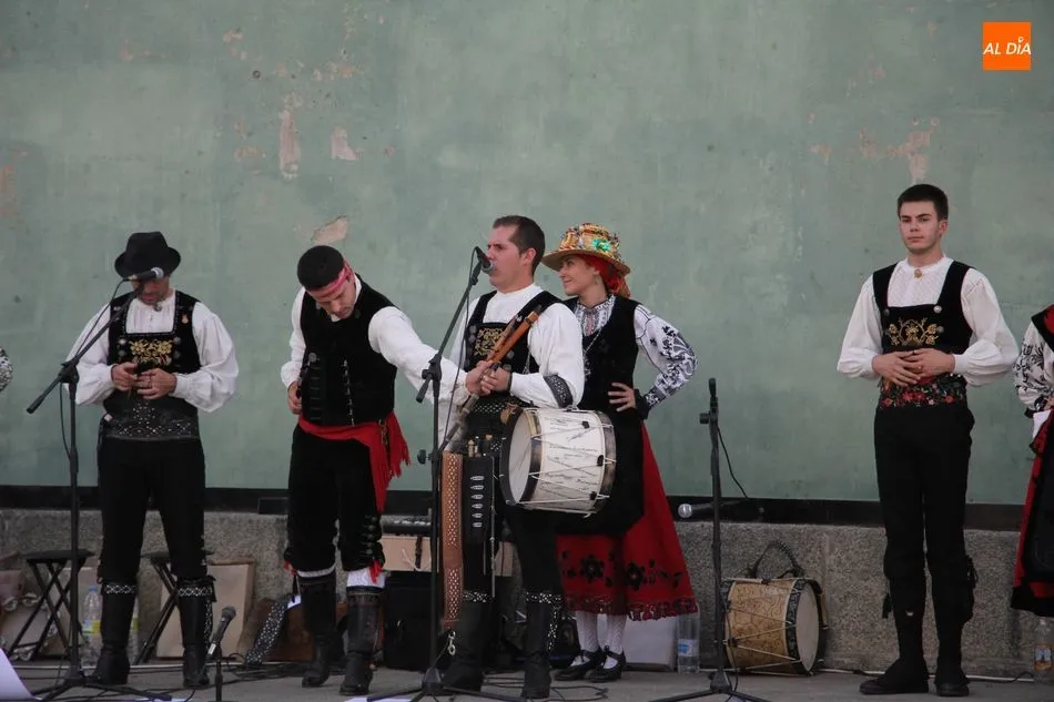 Foto 8 - El grupo Folklore Charro pone la nota tradicional a las Madrinas en Encinasola de los Comendadores  