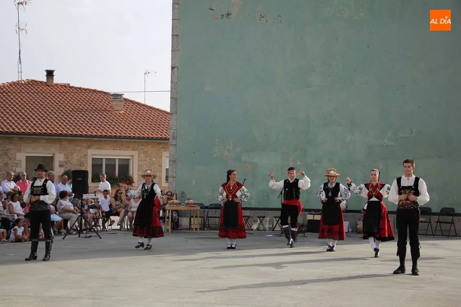 Foto 7 - El grupo Folklore Charro pone la nota tradicional a las Madrinas en Encinasola de los Comendadores  