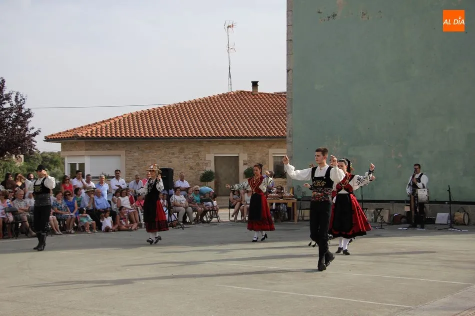 Foto 5 - El grupo Folklore Charro pone la nota tradicional a las Madrinas en Encinasola de los Comendadores  