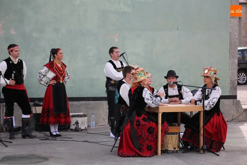 Foto 4 - El grupo Folklore Charro pone la nota tradicional a las Madrinas en Encinasola de los Comendadores  