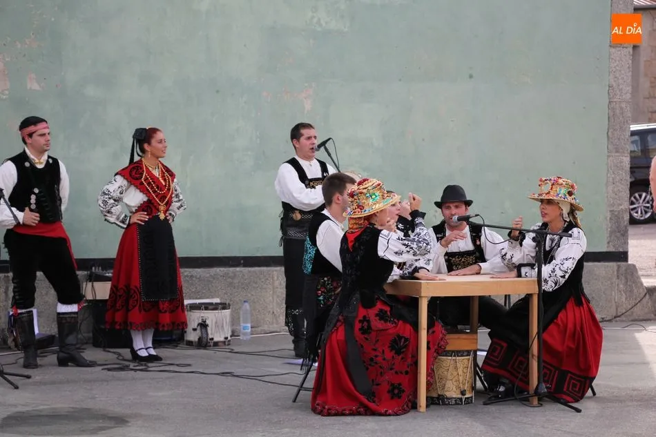 Foto 3 - El grupo Folklore Charro pone la nota tradicional a las Madrinas en Encinasola de los Comendadores  