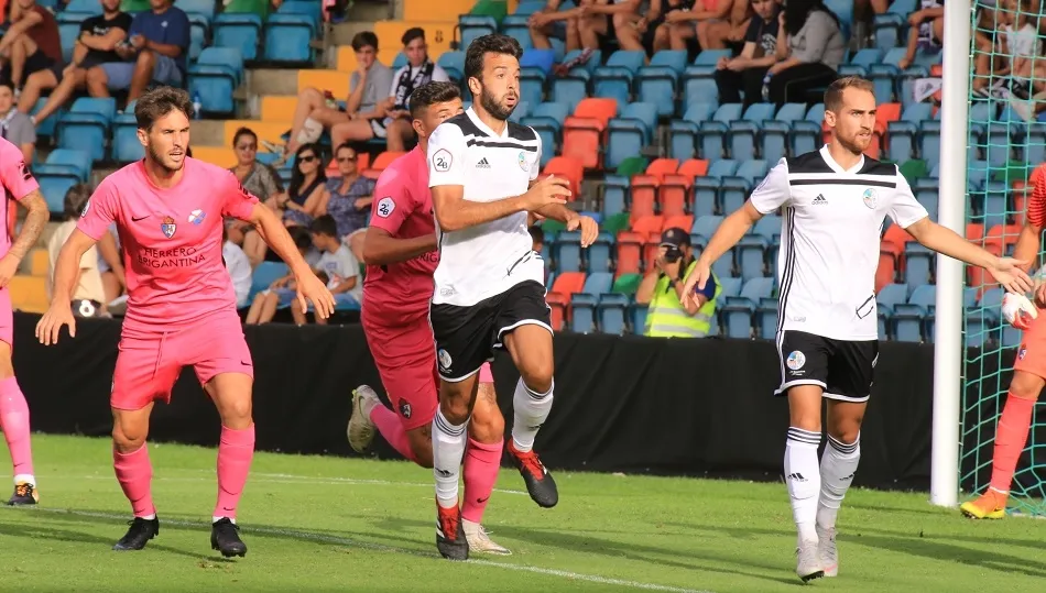 Fer Ruiz y Pablo González esperan un remate. Fotos: Alberto Martín