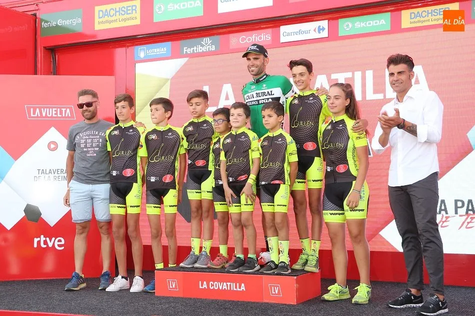 Los jóvenes ciclistas subieron al podio durante la entrega de premios