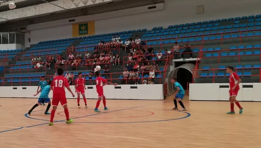 Cadetes y juveniles del III Columnas se llevan un doble derby amistoso frente al FS Salamanca  